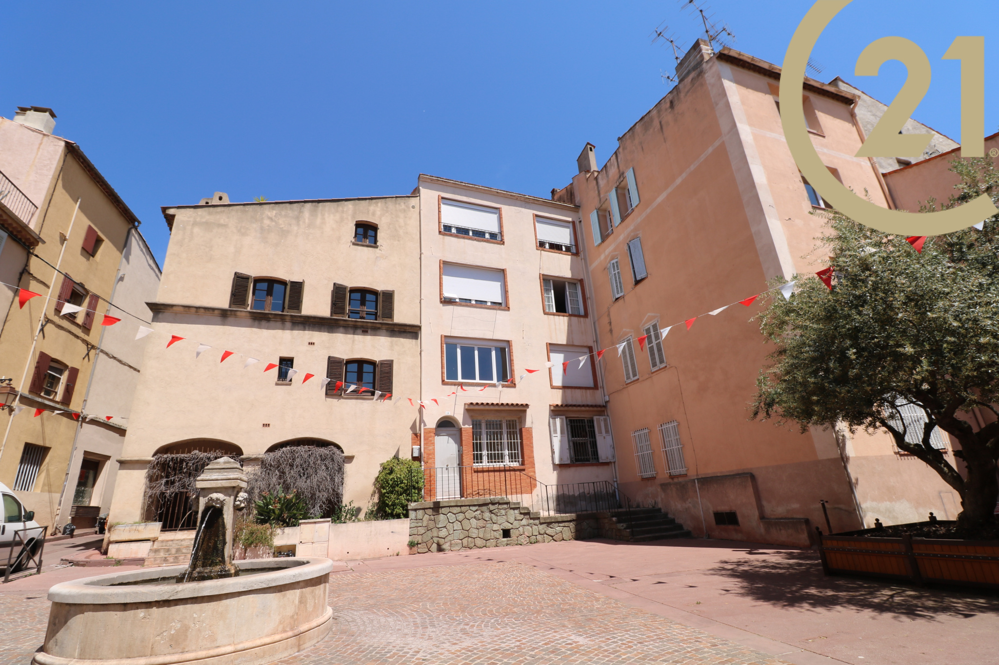 vente EXCLUSIVITE IMMEUBLE SUR LA PLACE HISTORIQUE DE FREJUS CENTRE